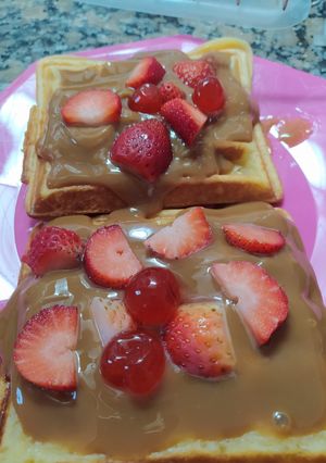 Una foto de Waffles con dulce y frutos rojos