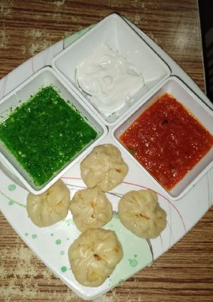 मोमोस एंड चटनी (momos and chutney recipe in Hindi) रेसिपी मुख्य फोटो