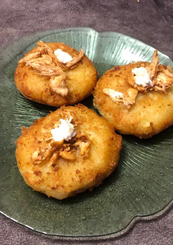Una foto de Patata rellena de pollo con queso