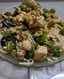 Revuelto de zapallito y pollo con fideos