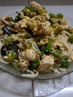 Una foto de Revuelto de zapallito y pollo con fideos