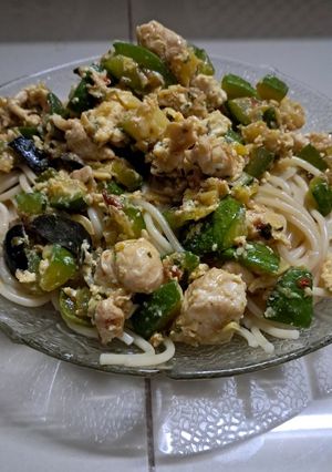 Una foto de Revuelto de zapallito y pollo con fideos