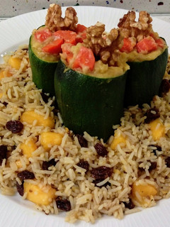 Una foto de Calabacín relleno de zanahorias y nueces con arroz salteado con pasas y caqui