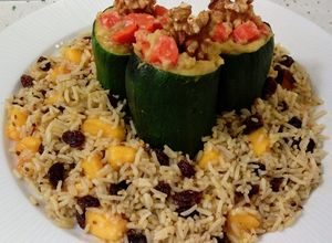 Foto principal de Calabacín relleno de zanahorias y nueces con arroz salteado con pasas y caqui