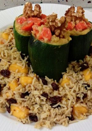 Foto principal de Calabacín relleno de zanahorias y nueces con arroz salteado con pasas y caqui
