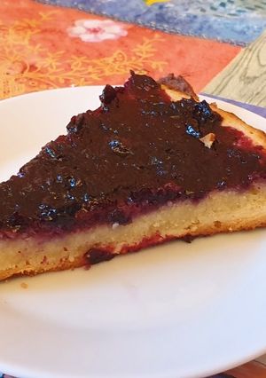 O poză a rețetei Tartă cu cremă de migdale și sos de fructe.