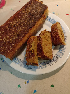 Una foto de Carrot cake con frutos secos y sésamo