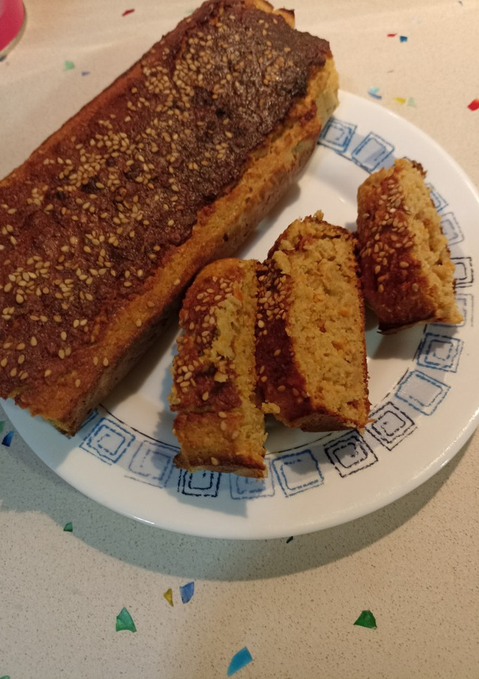 Una foto de Carrot cake con frutos secos y sésamo