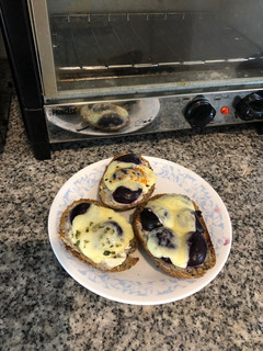 Una foto de Pan con aceitunas