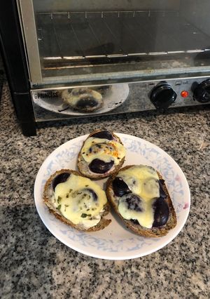 Una foto de Pan con aceitunas