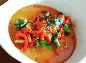 Foto de Guisado de Pimentões, com Tiras de Mignon e Molho de Tomates com Coentro e Especiarias