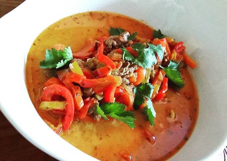 Guisado de Pimentões, com Tiras de Mignon e Molho de Tomates com
Coentro e Especiarias - Tudogosreceitas