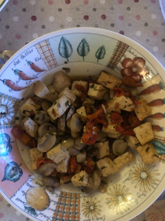 Una foto de Tofu con champiñones y pimientos