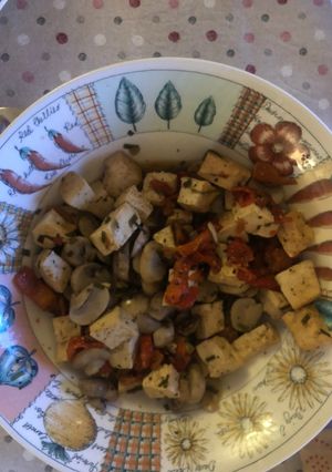 Una foto de Tofu con champiñones y pimientos