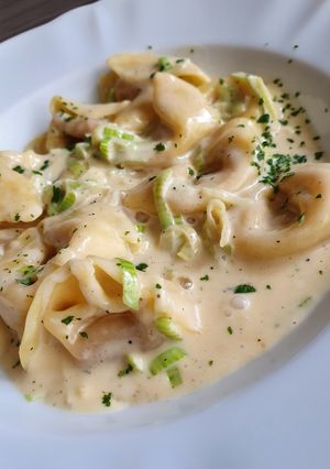 O poză a rețetei Tortelinii (tomate și mozarella) sos alb și praz.