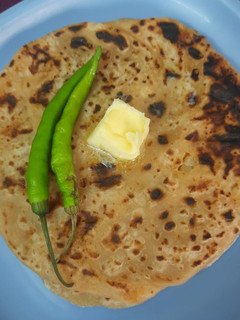 આલુ પરોઠા (Aloo Paratha Recipe In Gujarati) રેસીપી મુખ્ય ફોટો