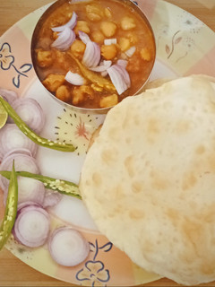 छोले भटूरे(chole bhature recipe hindi) रेसिपी मुख्य फोटो
