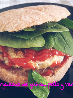 Una foto de Hamburguesa de quinoa con verdura y pollo
