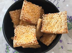 Una foto de Galletitas saladas con sésamo