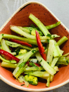 Una foto de Ensalada de apio con pimientos y perejil