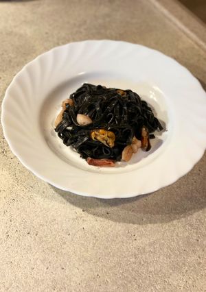 O poză a rețetei Paste nero di sepia cu mix de fructe de mare.