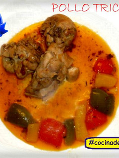 Una foto de Pollo tricolor