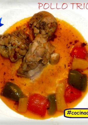 Una foto de Pollo tricolor