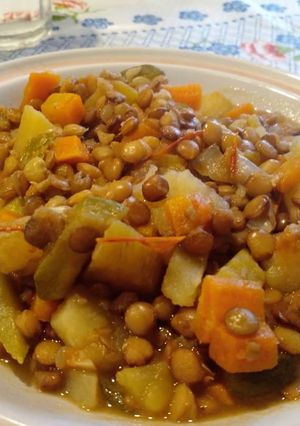 Una foto de Guiso de lentejas y vegetales🍲