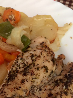 Una foto de Pechuga de pollo a las finas hierbas con guarnición de patatas y verduras al Horno