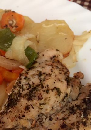 Foto principal de Pechuga de pollo a las finas hierbas con guarnición de patatas y verduras al Horno