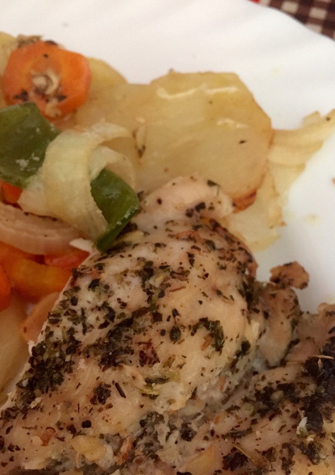 Una foto de Pechuga de pollo a las finas hierbas con guarnición de patatas y verduras al Horno
