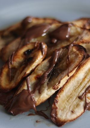 A picture of Air fry banana in syrup and Nutella.