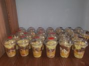 Una foto de postre en vaso con durazno