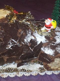 Una foto de Tronco navideño de turrón y trufa