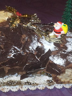 Una foto de Tronco navideño de turrón y trufa