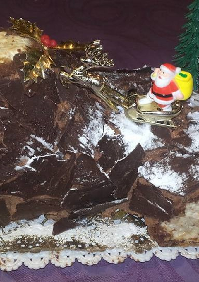 Una foto de Tronco navideño de turrón y trufa