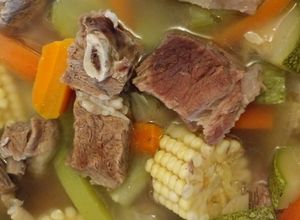 Una foto de Caldo de res con verdura