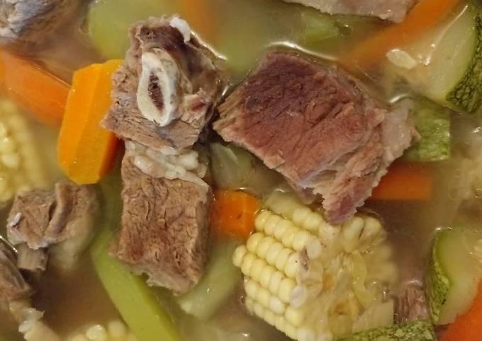 Caldo de carne y verduras