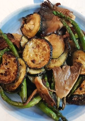 Una foto de Espárragos trigueros, calabacín y setas llanegas en Wok