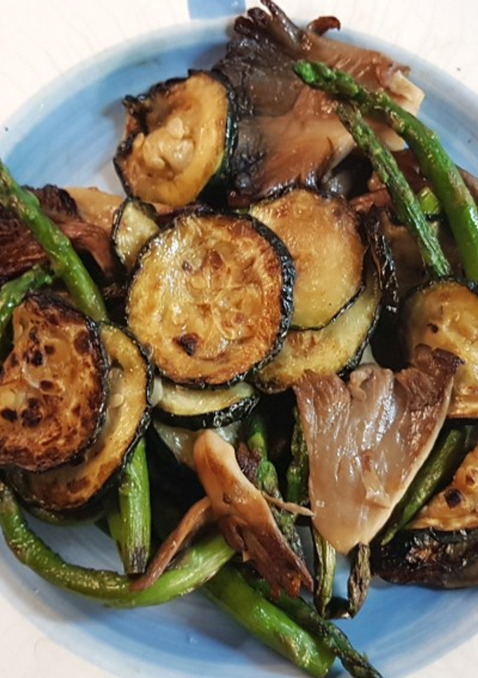 Una foto de Espárragos trigueros, calabacín y setas llanegas en Wok
