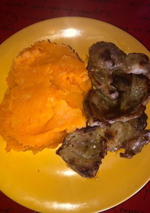Una foto de Churrasquito de bondiola a la plancheta con puré mixto!!