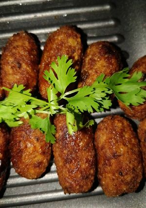A picture of Achari chicken fritters.