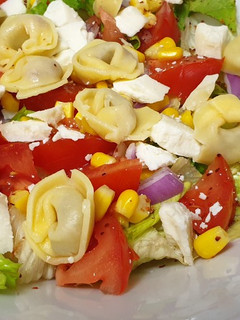 Una foto de Ensalada de tortellini con queso de cabra