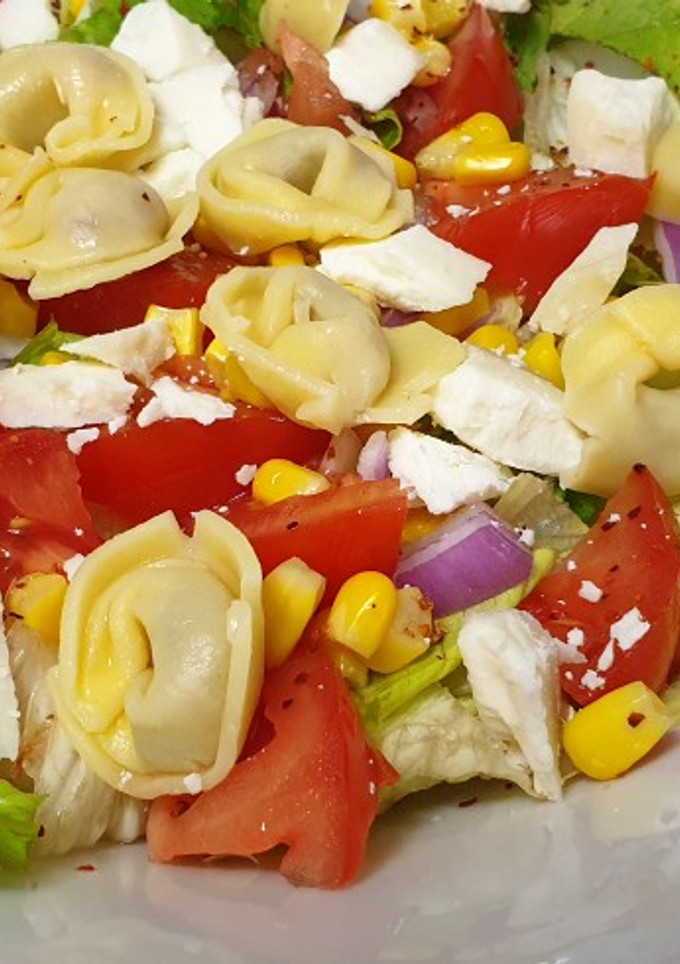 Una foto de Ensalada de tortellini con queso de cabra