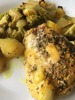 Una foto de Muslo de pollo con patata y brócoli