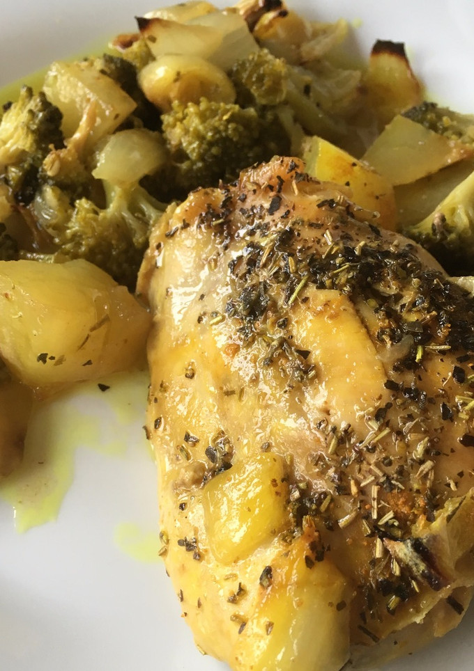 Una foto de Muslo de pollo con patata y brócoli