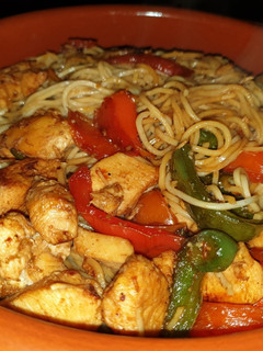 Una foto de 🇯🇵Fideos chow mein noodles con pollo y verduras🇯🇵