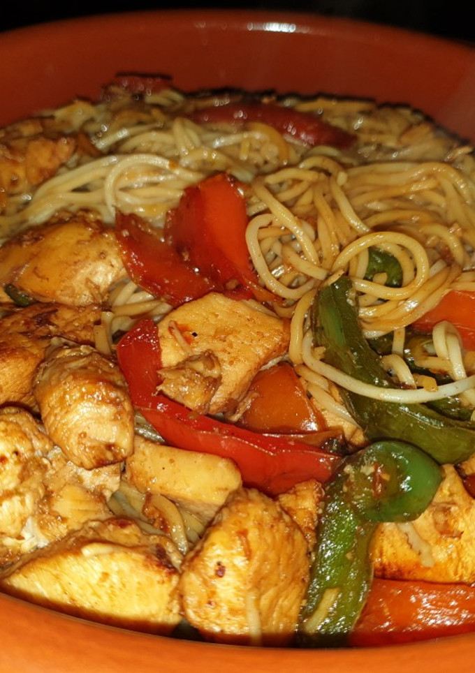 Una foto de 🇯🇵Fideos chow mein noodles con pollo y verduras🇯🇵