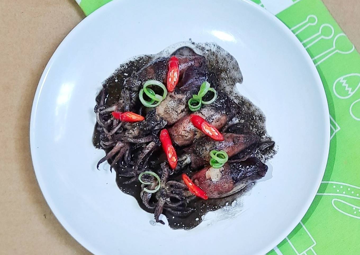 814. Cumi rebus hitam dengan dasar putih