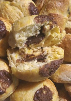 Una foto de Facturas medialunas y bollitos rellenos de chocolate